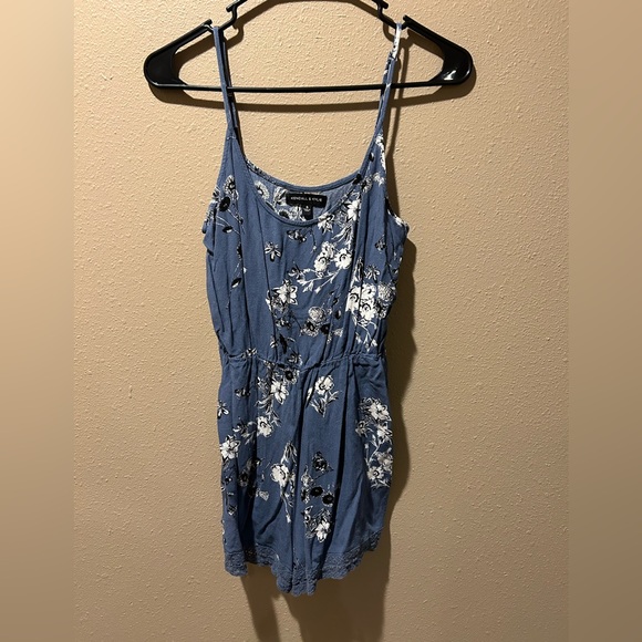 Shorts‎ Romper - Picture 1 of 5